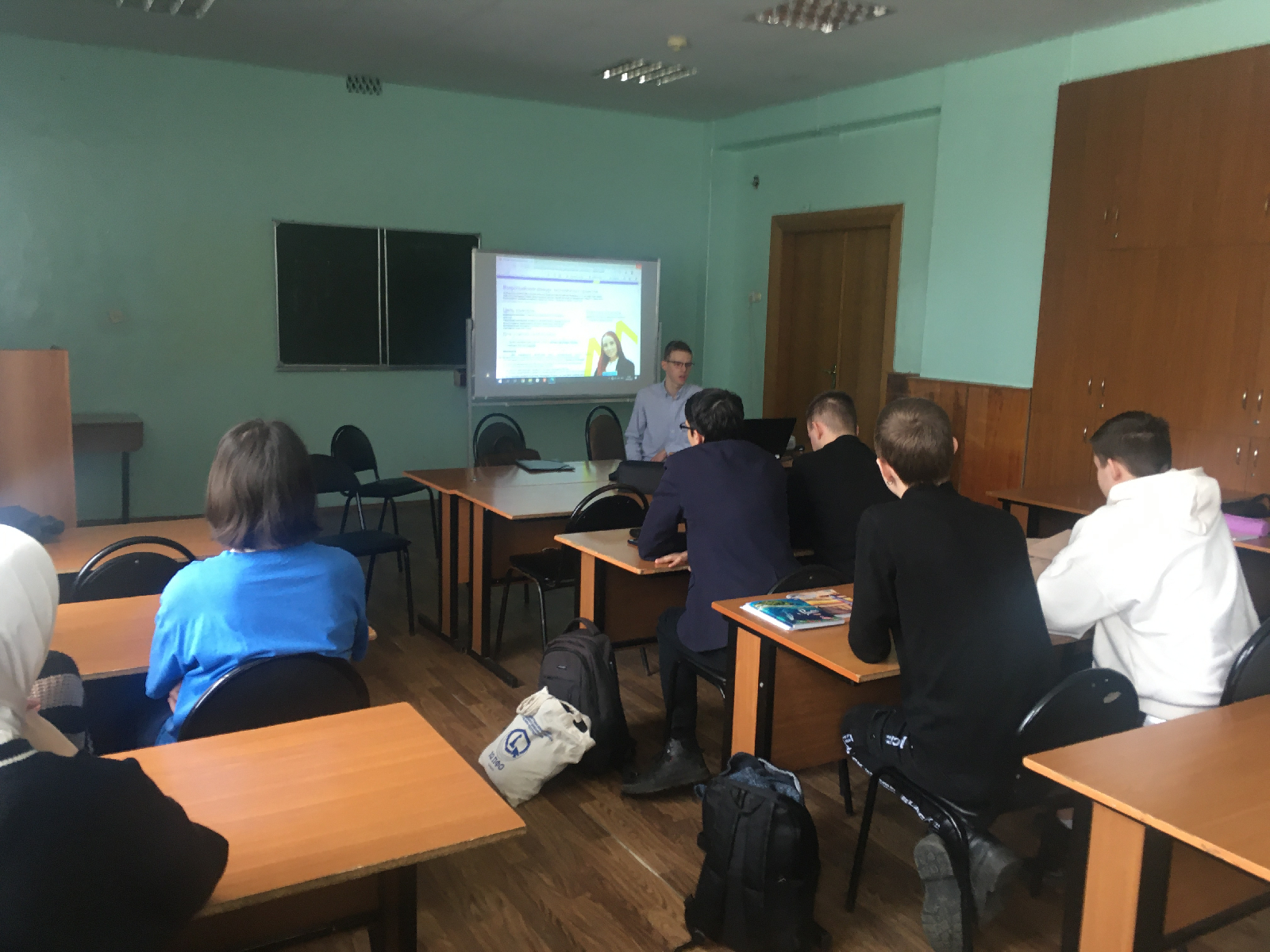 На кураторском часе группы 21ИПО1 обсуждались вопросы, связанные с участием студентов в различных молодежных конкурсах